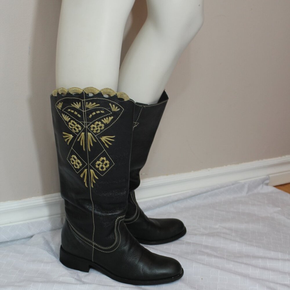 BCBG Max Azria Ofra boho cowboy black leather embroidered boots size 39/9b
